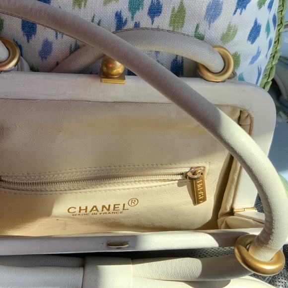 CHANEL PERFORATED KISS TOP CLOSURE BOW BLACK HANDBAG - Picture 9 of 14